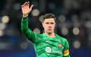 Ter Stegen đi không được, ở Barca cũng không xong