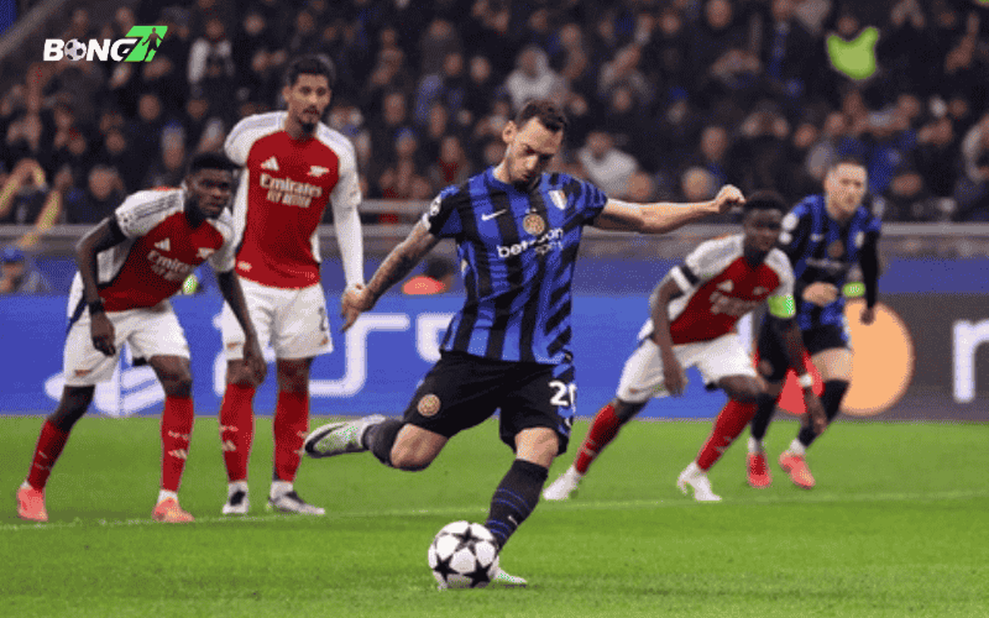 Inter Milan thất bại 0-3 trước Fiorentina khiến họ dậm chân ở vị trí thứ 2 với 49 điểm, kém Napoli 3 điểm.