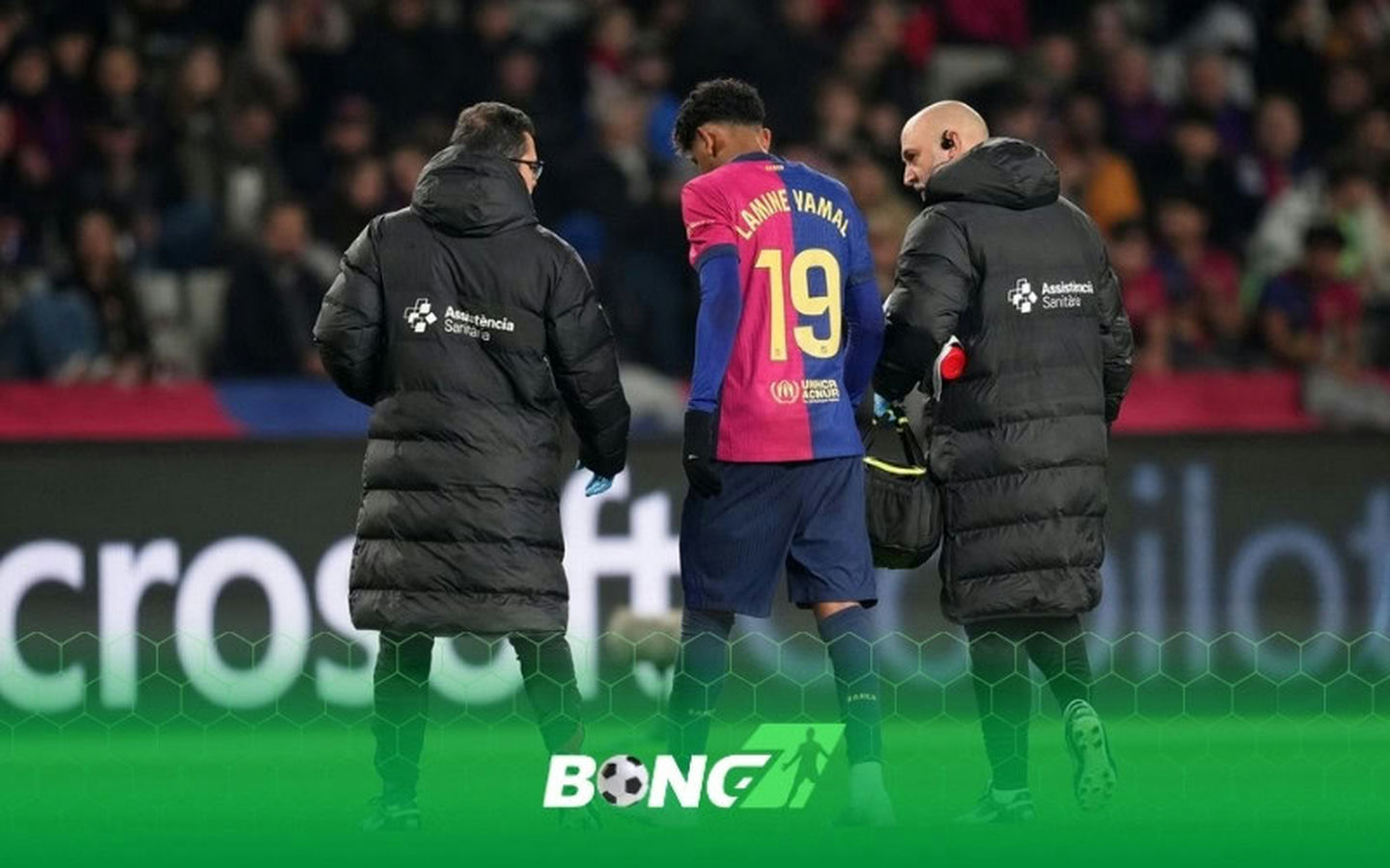 Camp Nou dậy sóng vì hàng thủ Barca và pha va chạm của Yamal