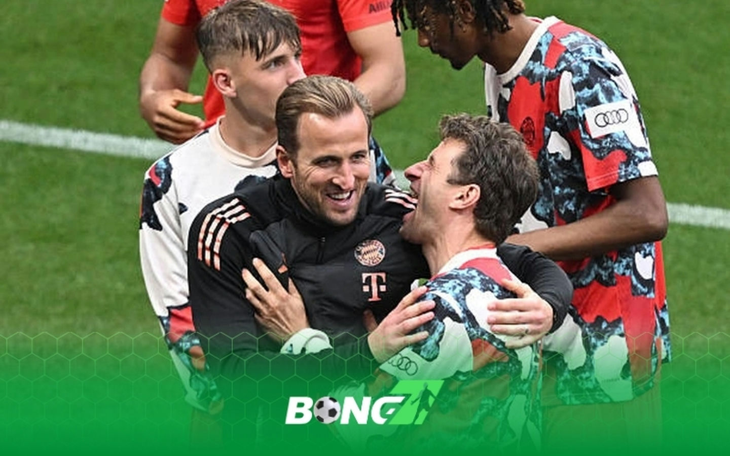 Bayern Munich nâng cúp theo cách chẳng giống ai