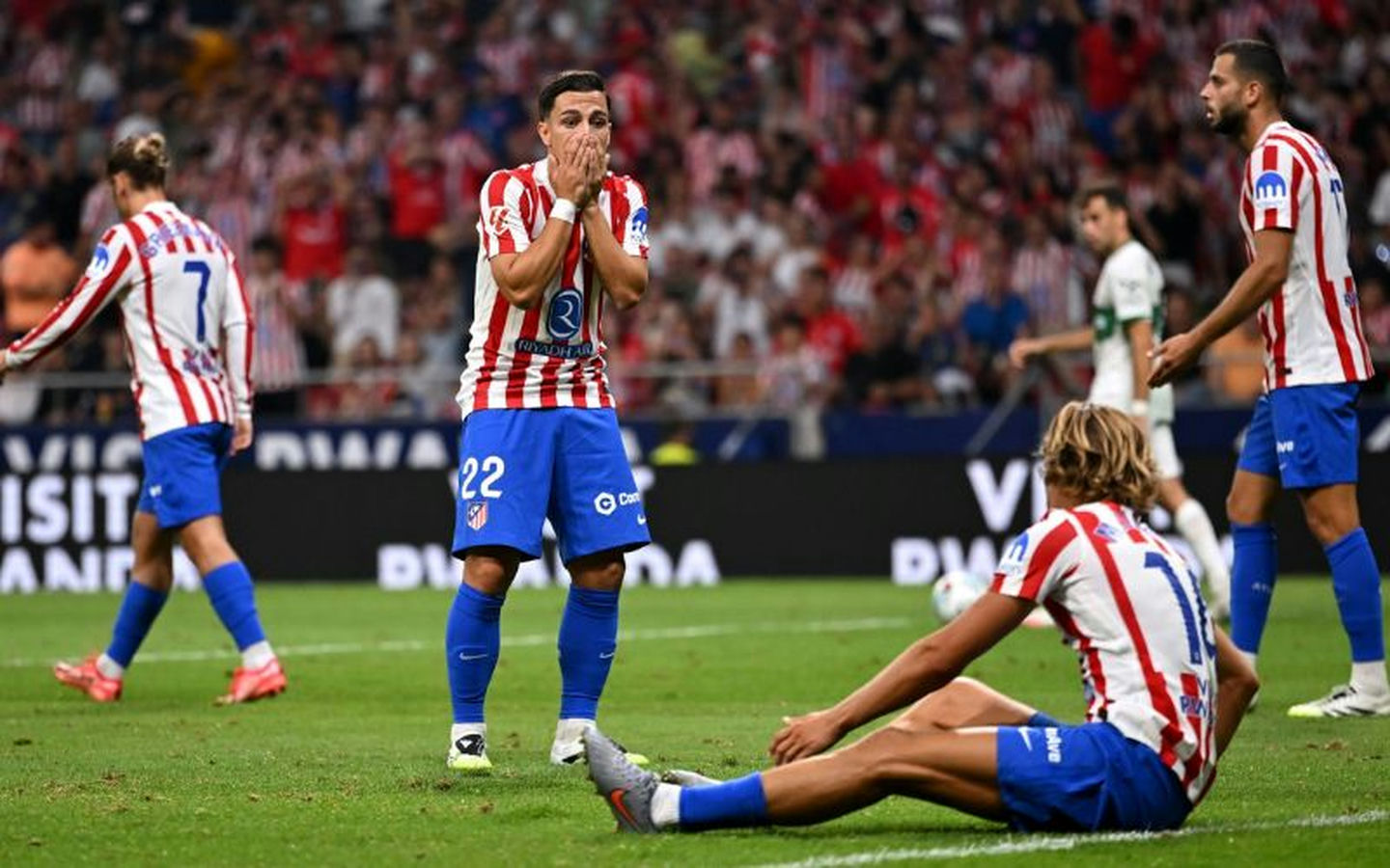Atletico Madrid hoà 1-1 trước Elche
