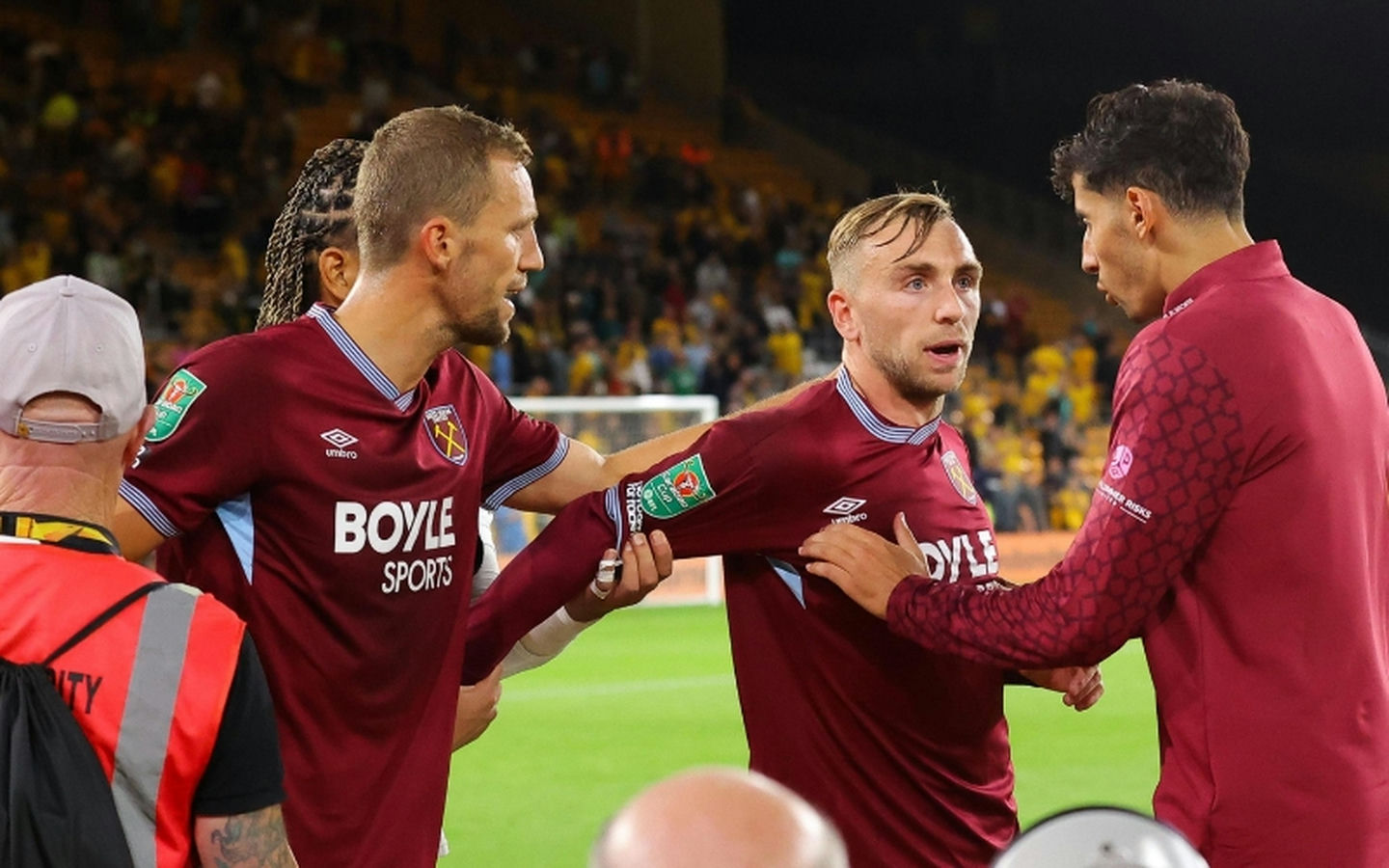 Jarrod Bowen suýt đánh nhau với cổ động viên West Ham