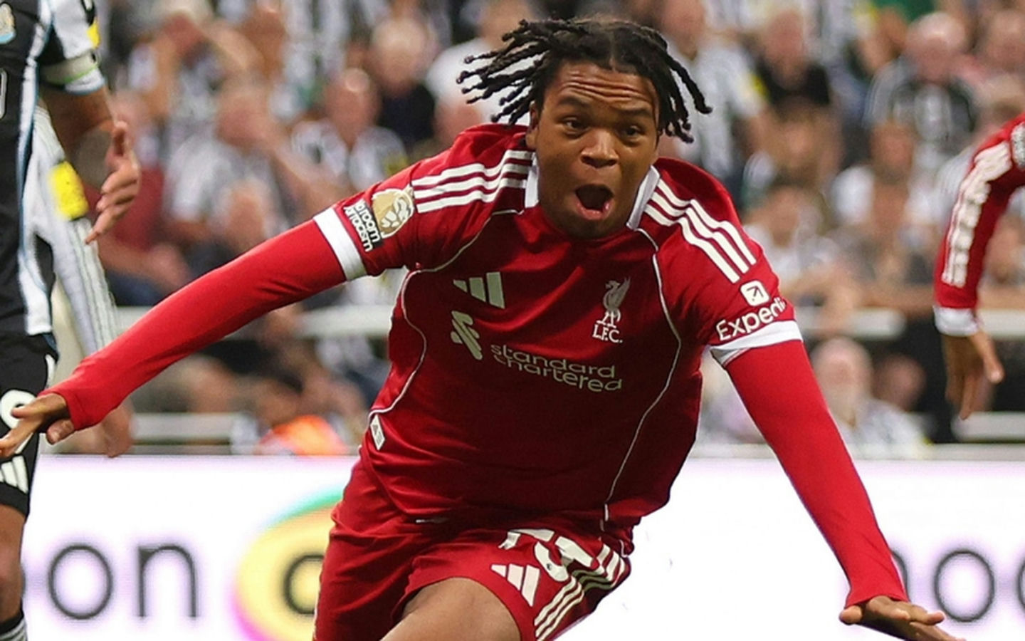 Rio Ngumoha phá kỷ lục của huyền thoại Liverpool