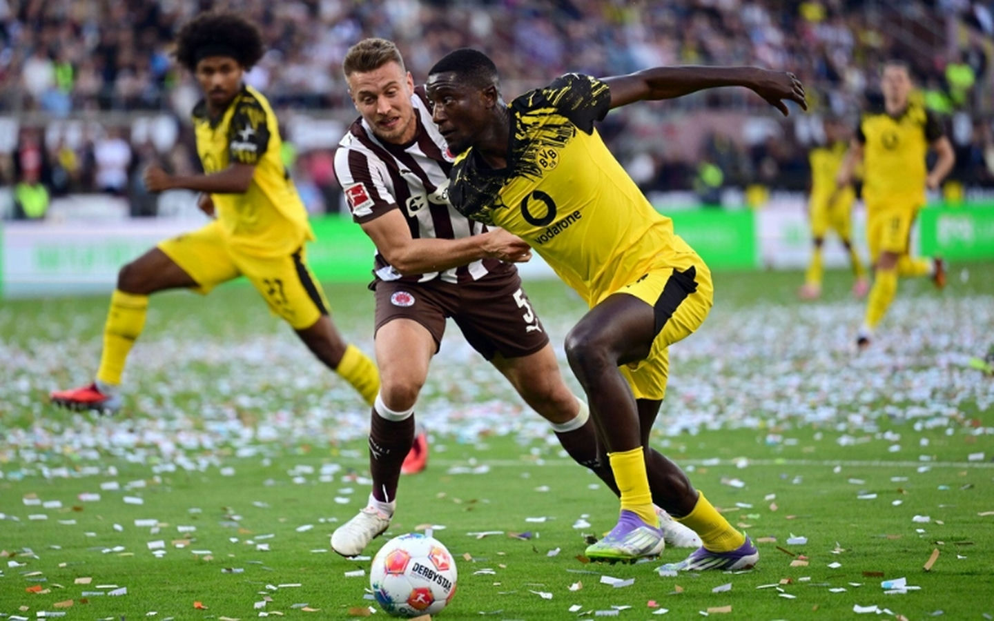 Dortmund gây thất vọng khi để St Pauli cầm hoà 3-3 ở vòng đấu đầu tiên