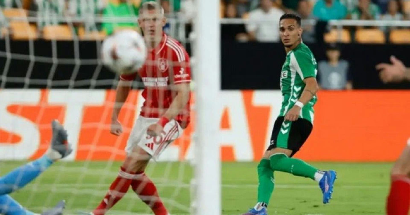 Antony giúp Real Betis thoát thua ở trận mở màn vòng phân hạng Europa League