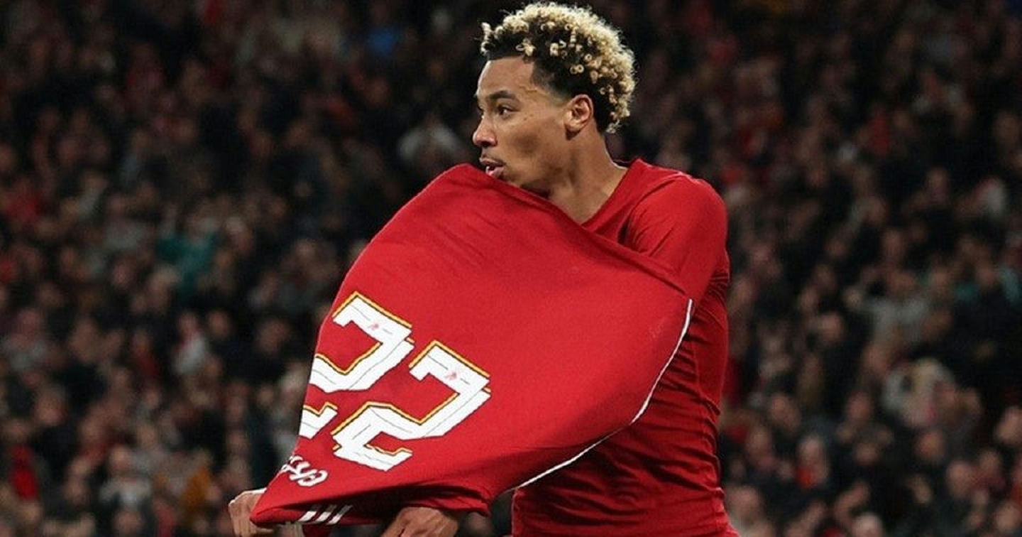 "Bom tấn" của Liverpool bị phạt tiền, sao trẻ Rio Ngumoha được thưởng lớn
