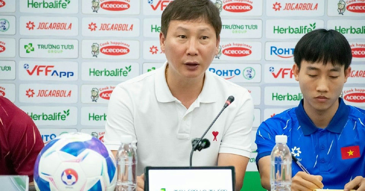 Huấn luyện viên Kim Sang-sik: “Hàng thủ đã mất tập trung”