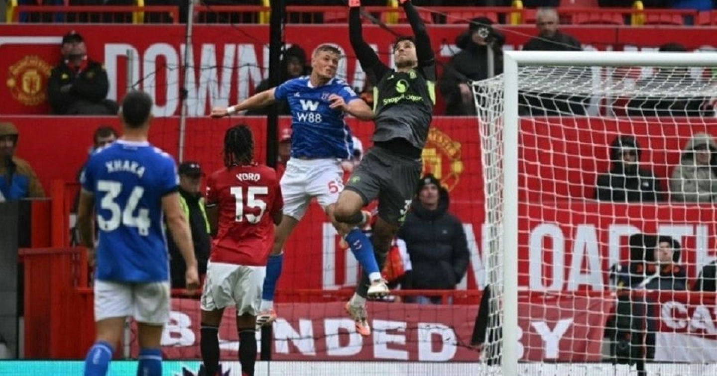 Thủ môn Senne Lammens của Man United được khen ngợi