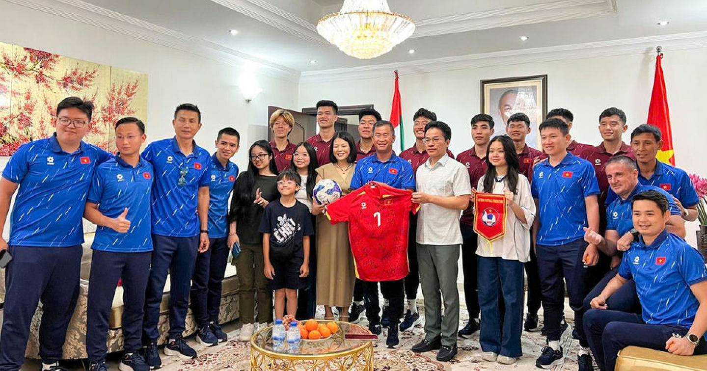 Đội tuyển U23 Việt Nam giao lưu tại Đại sứ quán Việt Nam ở UAE