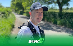 Peter Madelaine, 81 tuổi chạy 80km mỗi tuần, thi đấu bán marathon cho tuyển Anh