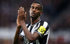 Alxendar Isak công khai tố Newcastle thất hứa