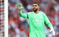 David Raya hóa "người nhện" tại Old Trafford