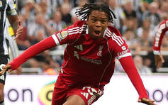 Rio Ngumoha phá kỷ lục của huyền thoại Liverpool