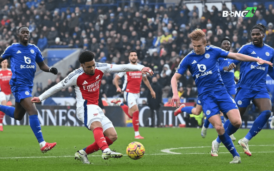 Trong hiệp một, Arsenal duy trì quyền kiểm soát bóng vượt trội, nhưng những pha dứt điểm nguy hiểm vẫn rất hạn chế