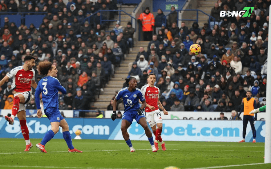 Leicester dù chơi lép vế nhưng suýt có bàn thắng mở tỷ số vào cuối hiệp một