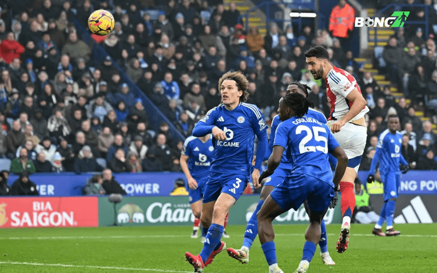Arsenal tận dụng tốt cơ hội khi Liverpool bị cầm hòa, thu hẹp khoảng cách xuống còn bốn điểm