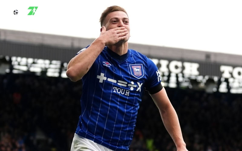 Bàn thắng ở phút thứ 20 của Liam Delap đã đưa Ipswich vươn lên dẫn trước dù chỉ còn thi đấu với 10 người