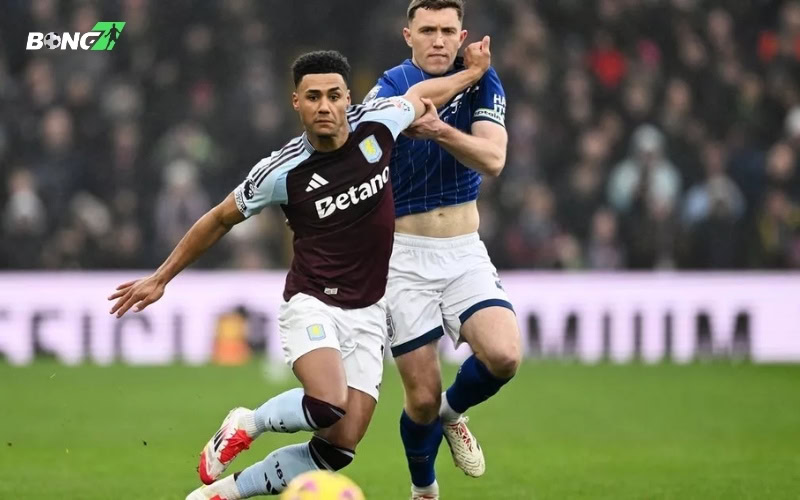 Ollie Watkins tìm kiếm bàn gỡ cho Aston Villa từ một tình huống phản xạ nhanh