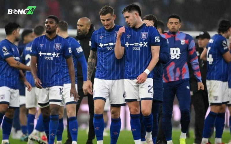 Thi đấu trong điều kiện thiếu người nhưng Ipswich đã kiên cường để giữ lại một điểm quý giá