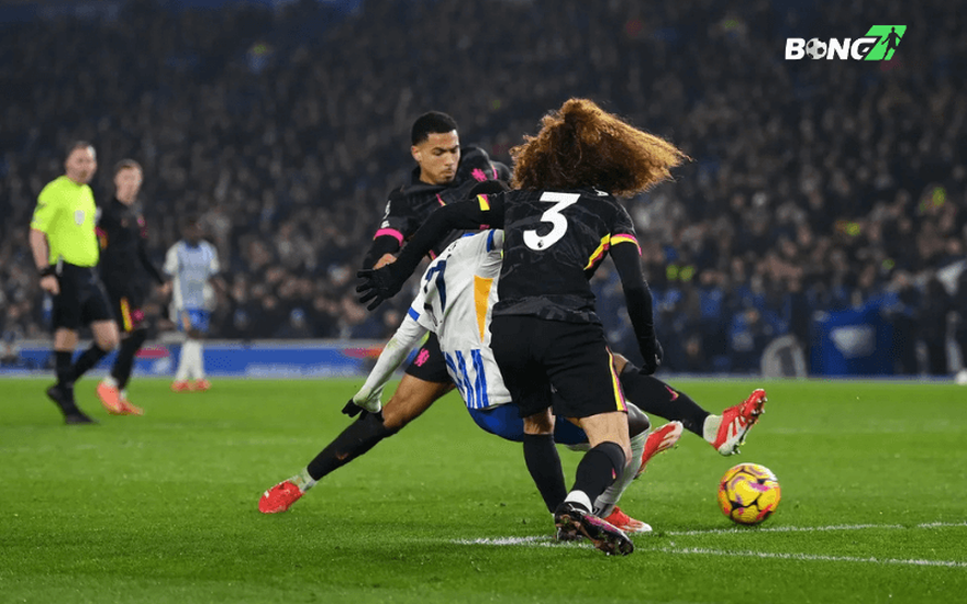 Cú đột phá bị cản trở Joel Veltman (Brighton and Hove Albion) đi dạo bằng chân phải từ cự ly rất gần nhưng bị ngăn cản ở chính giữa khung thành