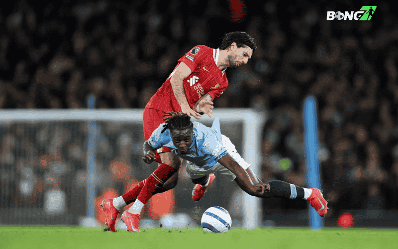 Jamie Carragher vẫn đưa ra lời cảnh báo về cách sử dụng nhân sự của HLV Arne Slot