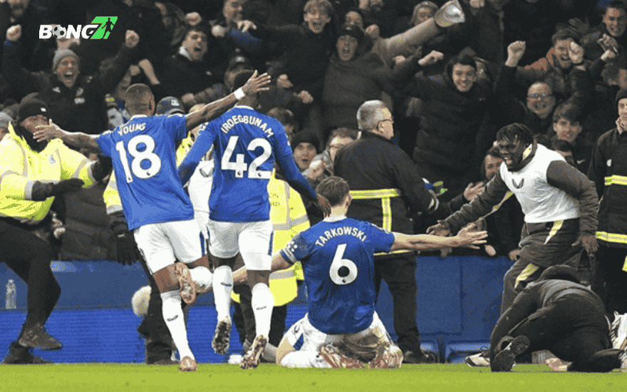 Nếu không cải thiện phong độ, Cú sét Goodison Park có thể là bước ngoặt làm thay đổi toàn bộ cuộc đua vô địch.