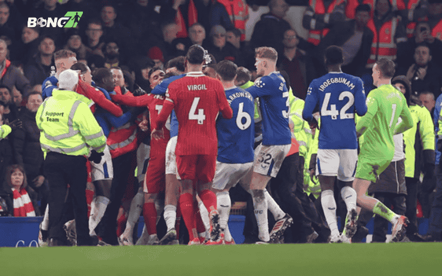Cú sét Goodison Park đã giáng một đòn tâm lý mạnh mẽ vào tinh thần của các cầu thủ The Kop