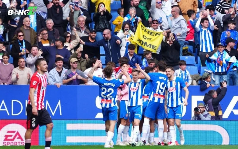 Ở phút thứ 62, Espanyol vươn lên dẫn trước nhờ bàn thắng của Roberto Fernández