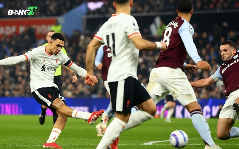 HLV Arne Slot tỏ ra không hài lòng với màn thể hiện của các học trò trong trận hòa trước Aston Villa