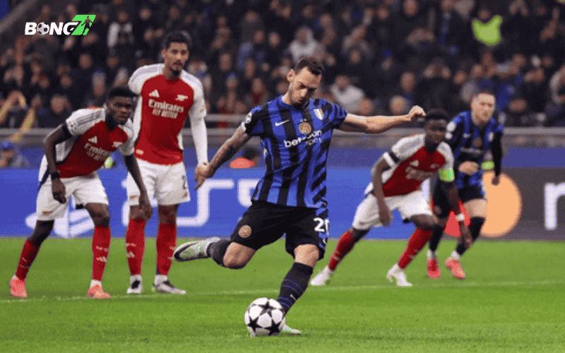 Inter Milan thất bại 0-3 trước Fiorentina khiến họ dậm chân ở vị trí thứ 2 với 49 điểm, kém Napoli 3 điểm.