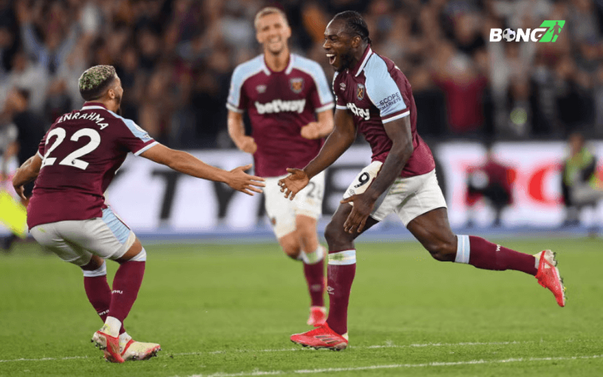 Cách phòng ngự thiếu quyết liệt khiến các cầu thủ West Ham, đặc biệt là Bowen và Kudus, có nhiều không gian để tấn công