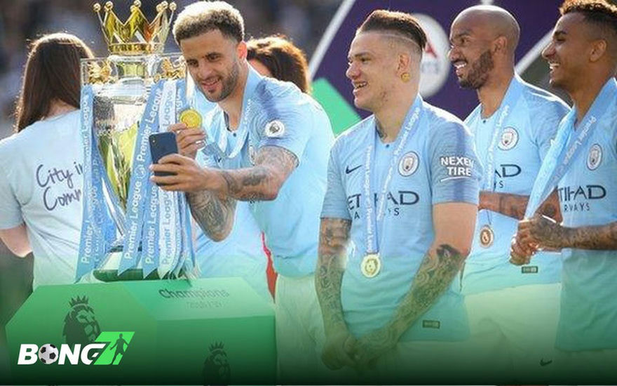 Kyle Walker gia nhập AC Milan