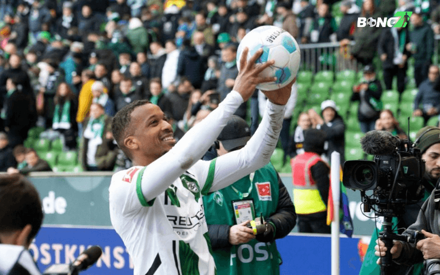 Alassane Plea vừa có màn trình diễn chói sáng khi lập cú hat-trick vào lưới Werder Bremen