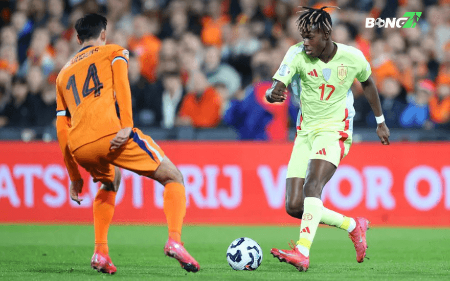 Trận tứ kết lượt đi UEFA giữa Hà Lan và Tây Ban Nha kết thúc với tỷ số hòa 2-2 đầy kịch tính