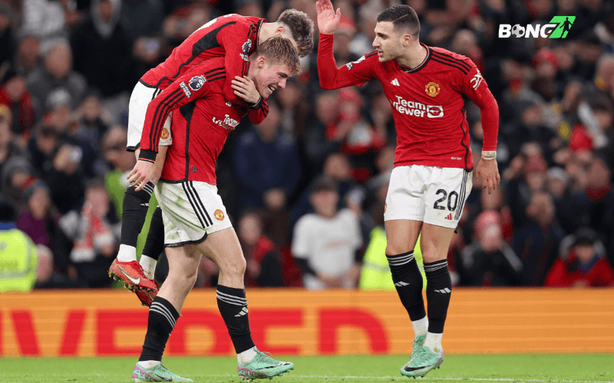 Cựu huyền thoại của Manchester United, Wayne Rooney, cũng đưa ra nhận xét về Hojlund và Obi