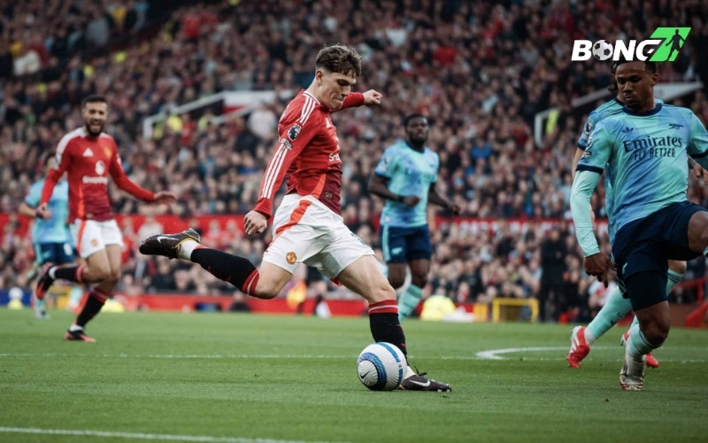 Bruno Fernandes tỏa sáng với cú đá phạt giúp MU ghi bàn