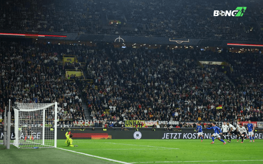 Pha phạt góc dẫn đến bàn thắng của Jamal Musiala trong trận tứ kết UEFA Nations League