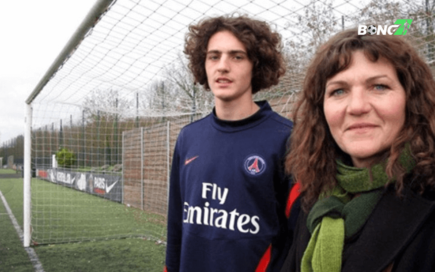 Adrien Rabiot và gia đình anh bị CĐV PSG công kích trong trận PSG vs Marseille