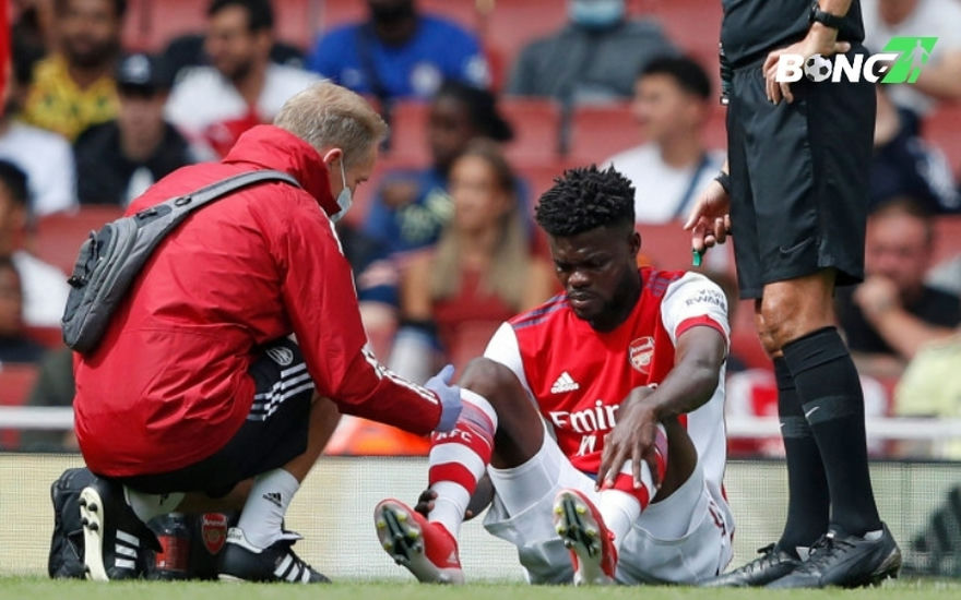 Thomas Partey gặp chấn thương trong trận đối đầu với Chelsea
