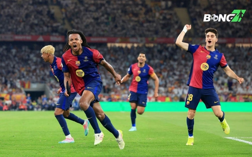 Sân cỏ Mestalla biến thành một chiến trường thực sự