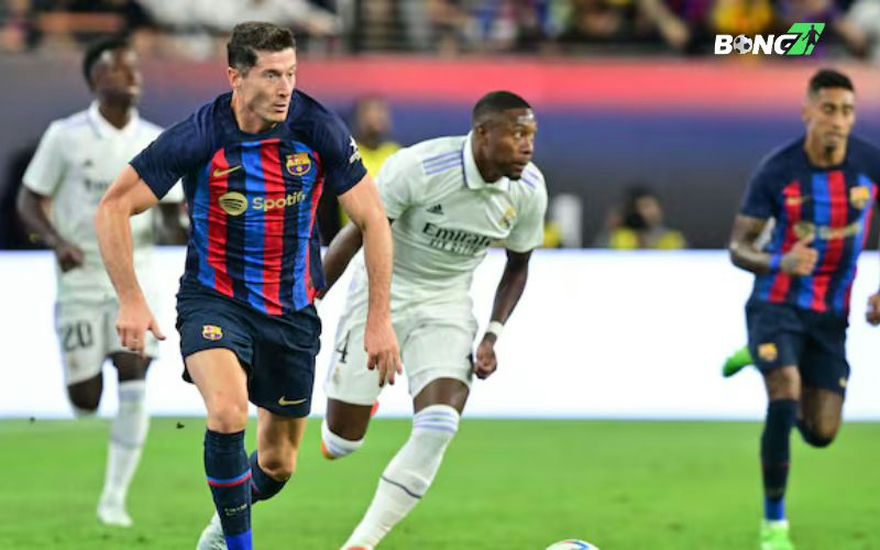 Sau khi bị dẫn 2-1, đội bóng xứ Catalunya đẩy cao đội hình tìm kiếm bàn gỡ