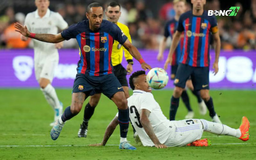 Barcelona kiểm soát trận đấu với thế trận tấn công mạnh mẽ