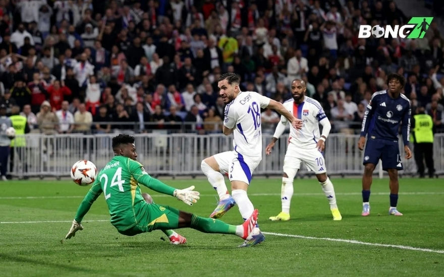 Rayan ghi bàn vào lưới MU và gỡ bàn cho Lyon