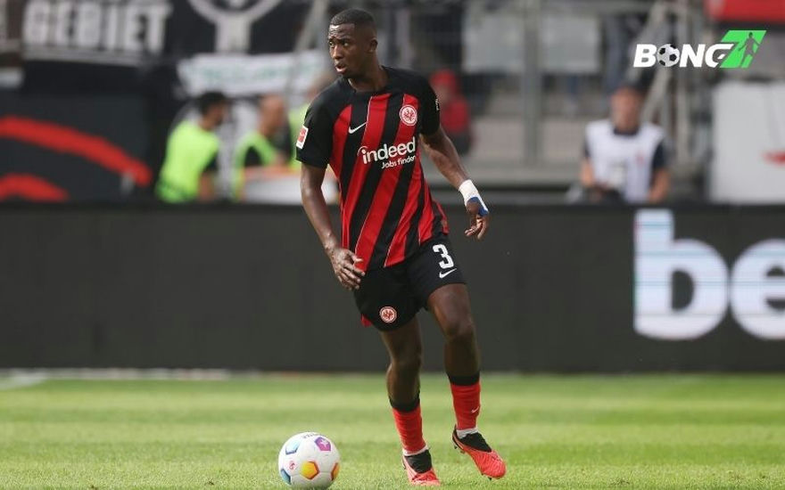 PSG đã thấy được tiềm năng của Pacho khi còn thi đấu cho Eintracht Frankfurt