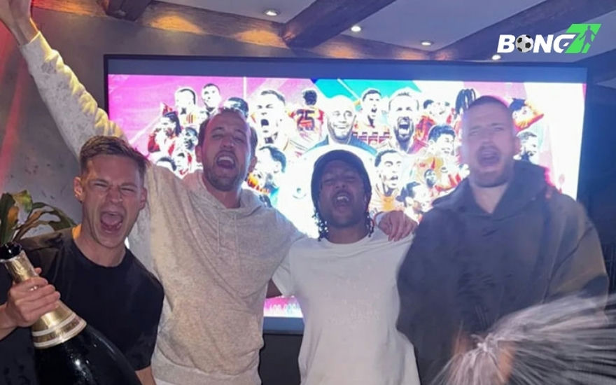 Harry Kane cùng đồng đội ăn mừng ở nhà hàng
