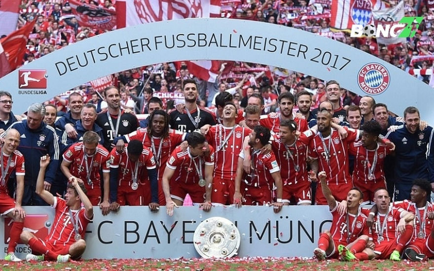 Ai cũng mong chờ đến ngày Bayern ăn mừng chức vô địch tại sân cỏ