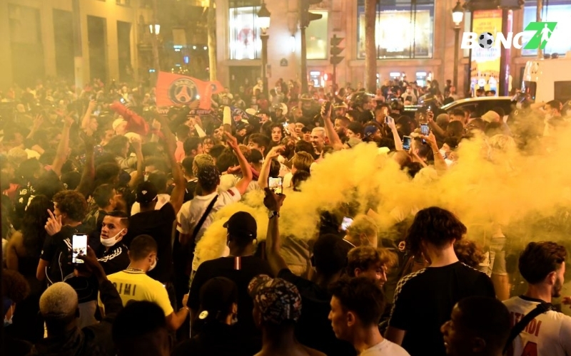 CĐV PSG đốt pháo, tung hơi cay