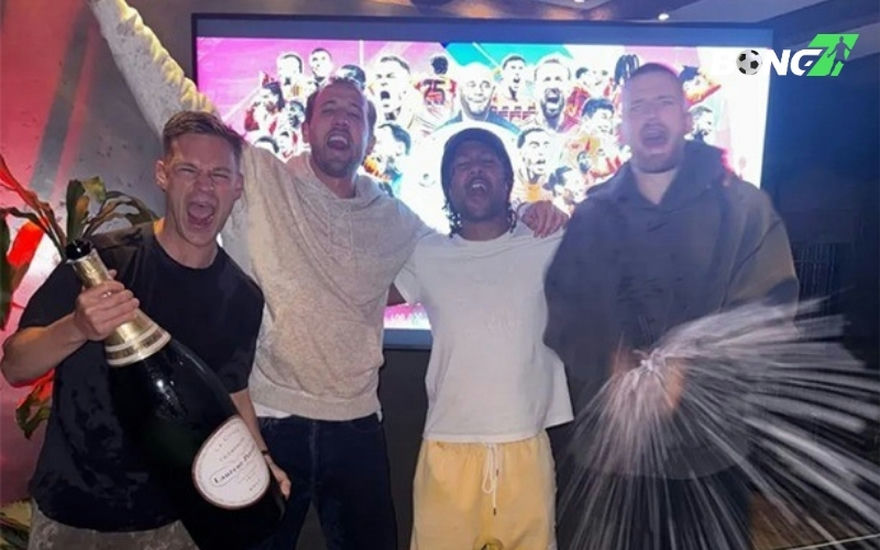 Harry Kane ăn mừng cùng các đồng đội
