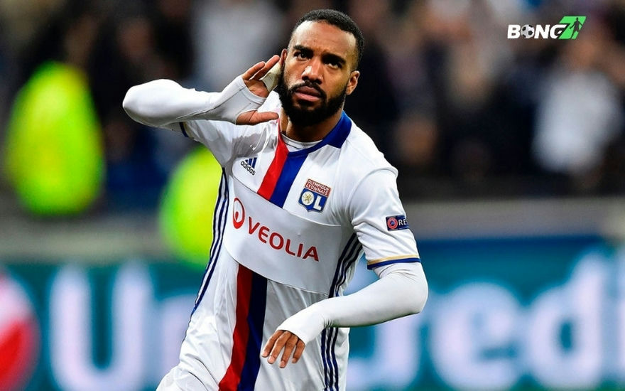 Phút 78, Lacazette rời sân trong tiếng vỗ tay không dứt
