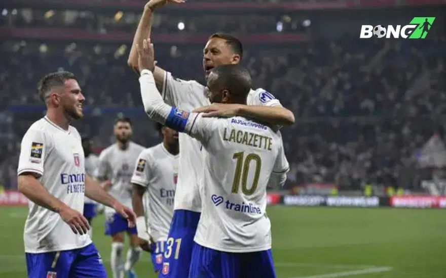Lacazette lập cú đúp trong trận đấu cuối cùng